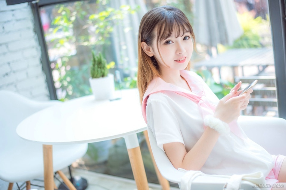 而原本魏延以为，这一路之上关卡重重，至少也能对庞统进行一些迟滞，可以让自己率领大军与庞统汇合，但结果依旧让他失望，从阆中一直行军到绵竹关，所有路过的城池，都已经换上了吕布的旗号，让魏延生出一股在自家领地行军的错觉。